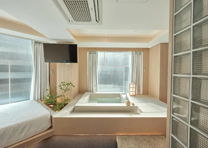 Uh Square Hotel *