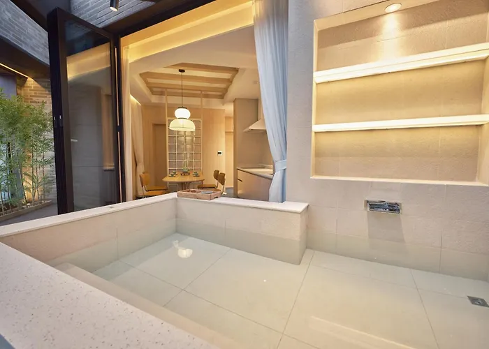 Uh Square Hotel
