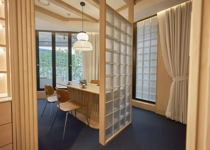 Uh Square Hotel *